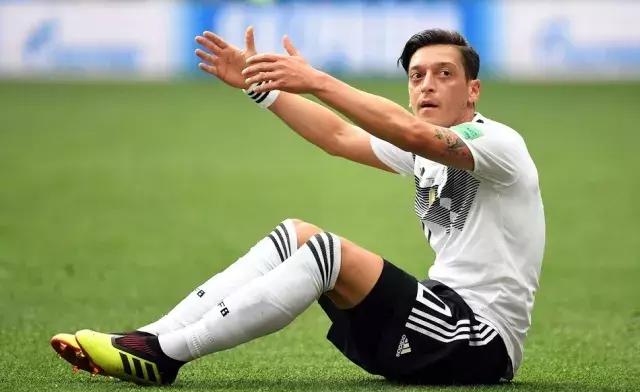  汉诺威96门将神勇发挥，多次扑救保住平局  